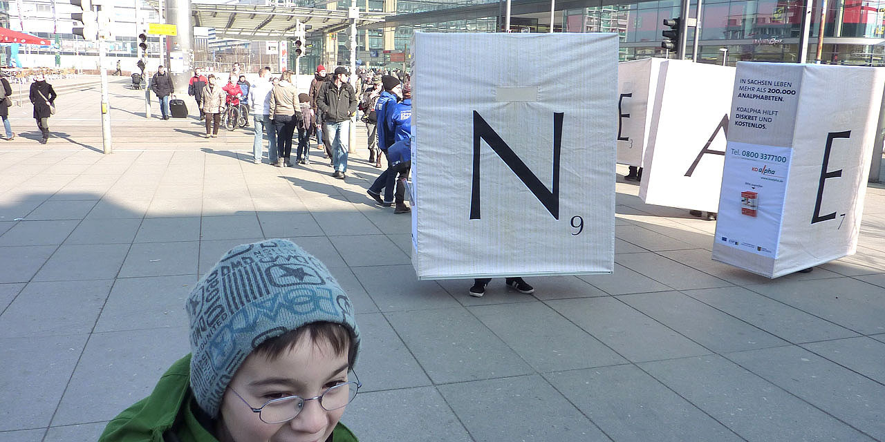 Guerilla-Aktion "Riesenscrabble" mit laufenden Buchstaben in Innenstädten